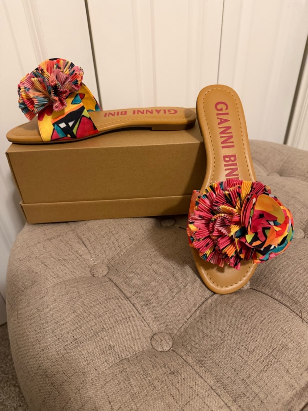 GIANNI BINI Zeera Abstract Print
Ruffle Bow Slide Sandals NWOB Size 8.5